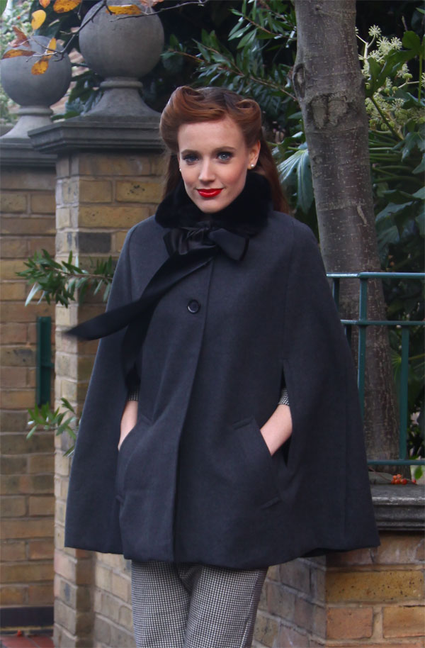 Tara Starlet Cosy Cape (©Tara Starlet) Tara Starlet Cosy Cape (©Tara Starlet)